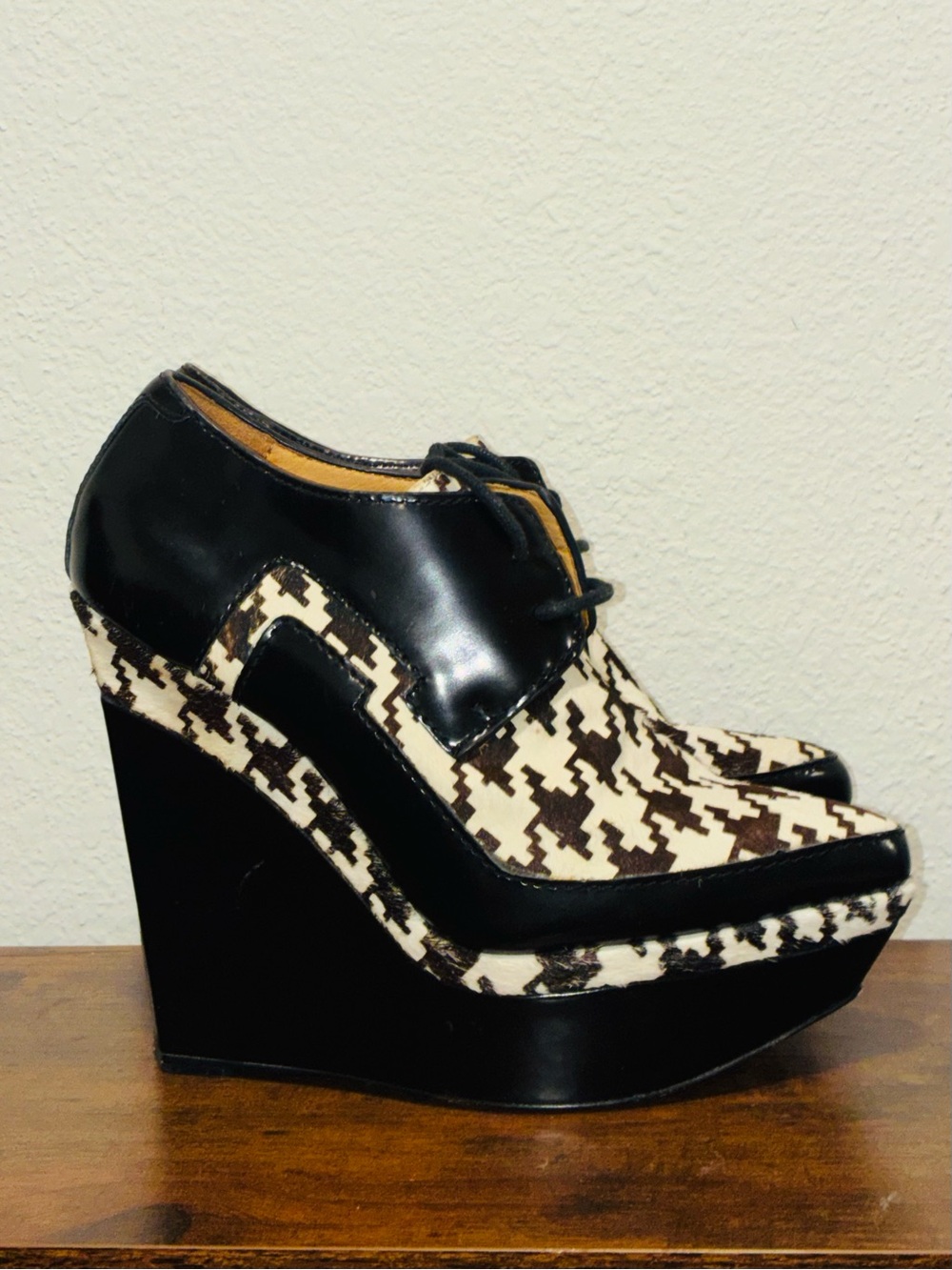 L.A.M.B. Oneida Houndstooth Patten Wedge sz 6.5